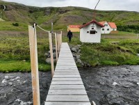 Skothús við Fossána, bæjar- og útihús á Fossum í baksýn.  